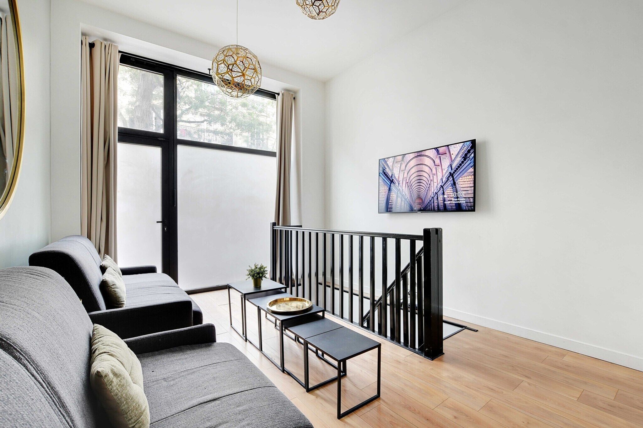 Una Smart TV, una oficina