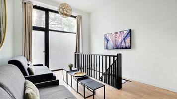 Una Smart TV, una oficina