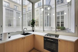 Kühlschrank, Mikrowelle, Ofen, Herdplatte