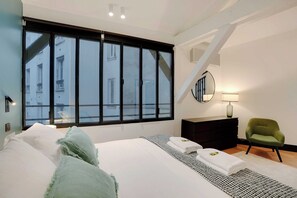 4 bedrooms, desk, iron/ironing board, free WiFi