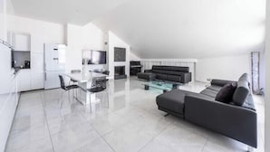 Un espacio habitable moderno y abierto, con cocina, comedor y zona de estar.