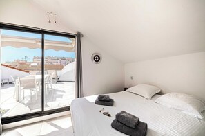 3 habitaciones, tabla de planchar con plancha y cuna de viaje