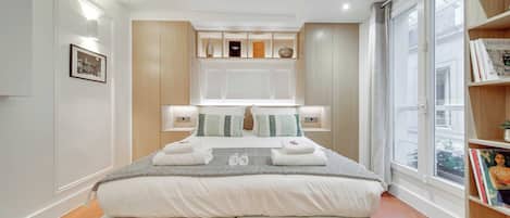 Tabla de planchar con plancha, Internet, ropa de cama