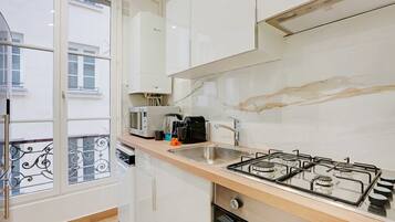 Jääkaappi, mikroaaltouuni, uuni, liesi