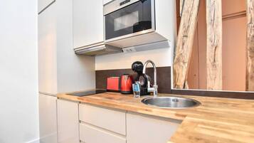 Refrigerador, microondas, placa de cocina, lavavajillas