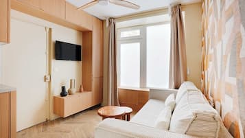 Una Smart TV, videojuegos, una oficina