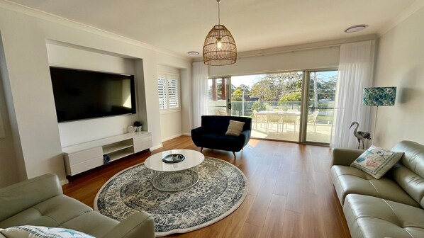 TV - Sun Sea - New build, Luxury in Vincentia with Ocean Views (Vincentia)