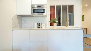 Refrigerador, microondas, horno, placa de cocina