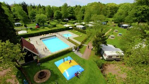 A campsite with a swimming pool, a children's play area, and RVs. - Beautiful Cottage Near Giethoorn (De Bult)