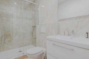 Ducha, secador de pelo, toallas