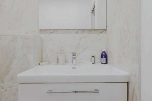 Shower, hair dryer, towels - Elegant apartment - 1BD/2P - Panthéon (Paris)