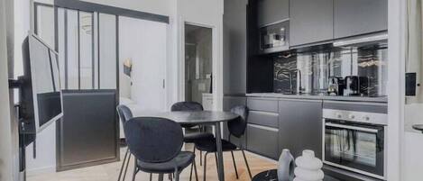 Réfrigérateur, micro-ondes, four, plaque de cuisson