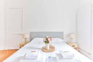 2 habitaciones, escritorio, tabla de planchar con plancha y wifi gratis 