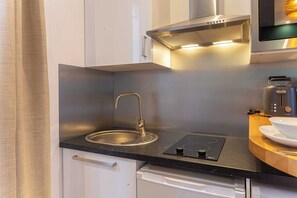 Jääkaappi, mikroaaltouuni, liesi, kahvin-/teenkeitin