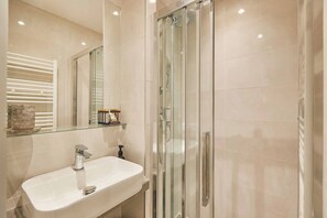 Douche, sèche-cheveux, serviettes fournies