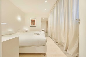 2 bedrooms, iron/ironing board, internet, bed sheets