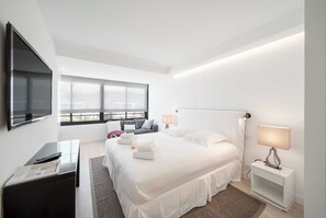 4 室のベッドルーム、デスク、アイロン / アイロン台、旅行用ベビーベ ッド