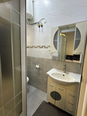 Serviettes fournies, savon, papier toilette