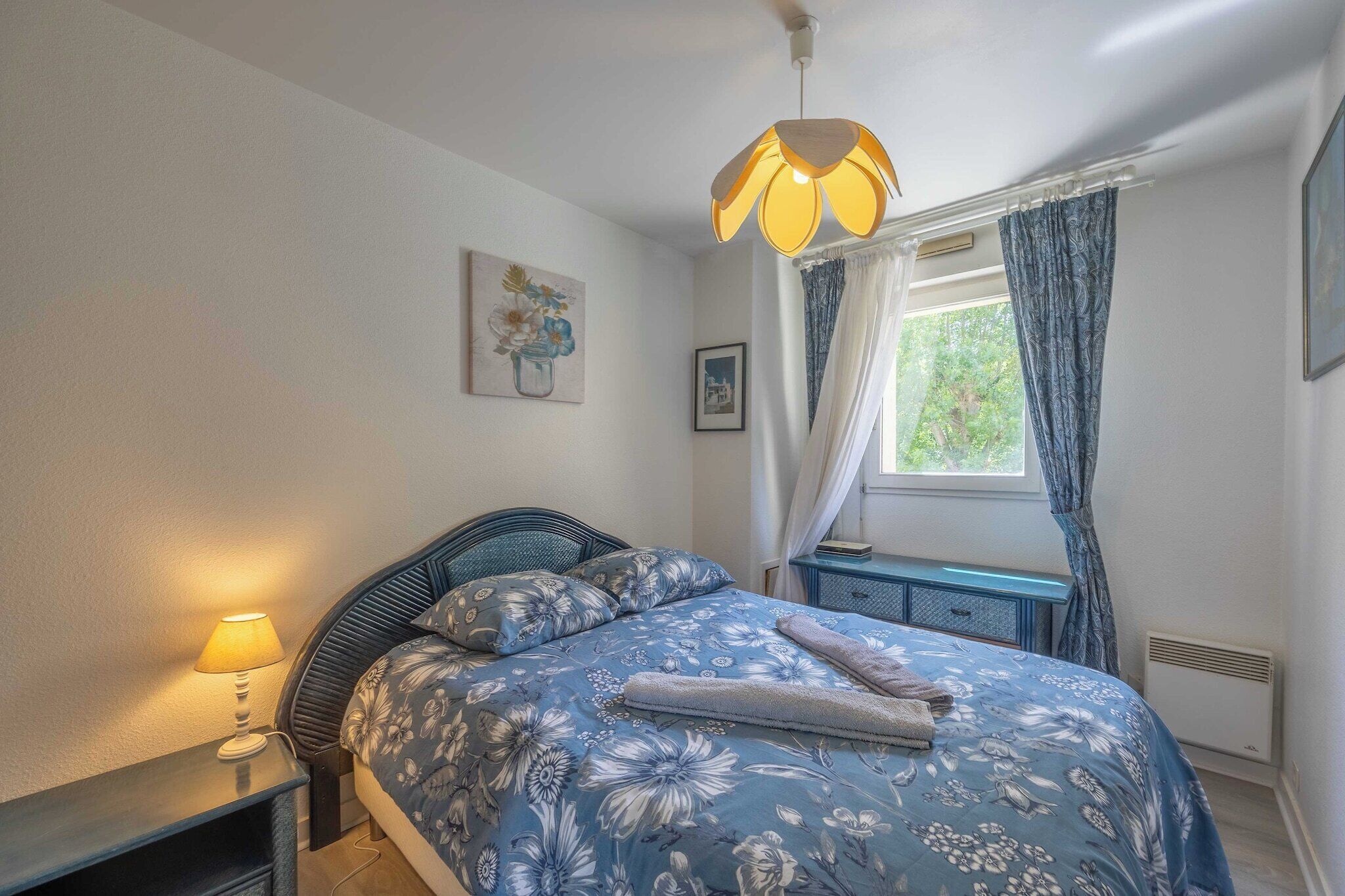 2 chambres, bureau, fer et planche à repasser, lit parapluie