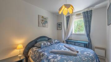 2 chambres, bureau, fer et planche Ă repasser, lit parapluie