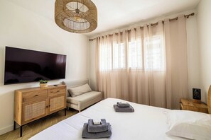 1 Schlafzimmer, Schreibtisch, Bügeleisen/Bügelbrett, Reisekinderbett