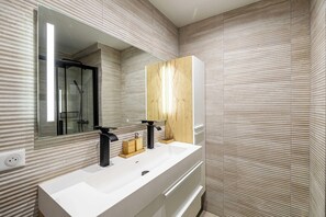 Shower, hair dryer, towels, shampoo