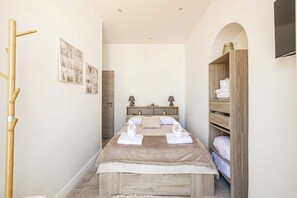 1 chambre, bureau, fer et planche à repasser, lit de bébé portatif