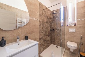 Dusj, hårføner og håndklær