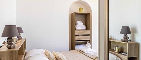 1 chambre, bureau, fer et planche à repasser, lit parapluie