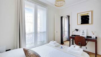 2 slaapkamers, een bureau, een strijkplank/strijkijzer, reisbedje