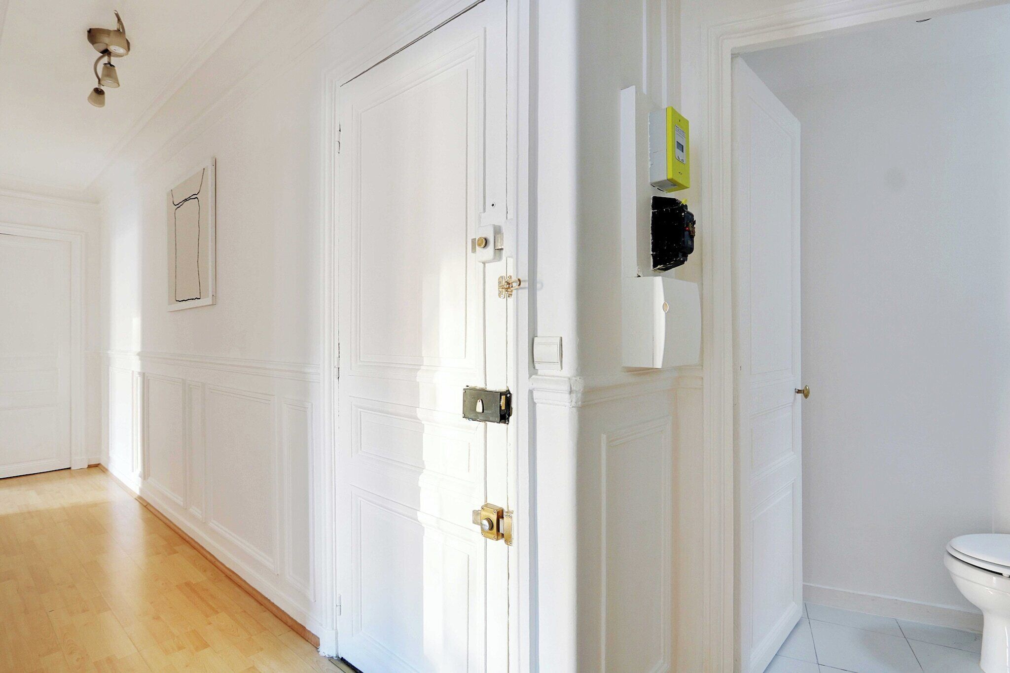 Een douche, een haardroger, handdoeken, shampoo