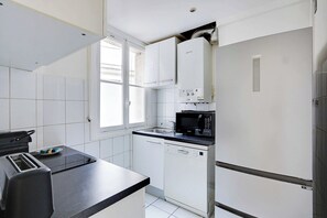 Een koelkast, een magnetron, een oven, een kookplaat