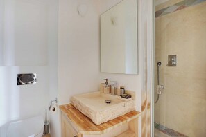 Douche, sèche-cheveux, serviettes fournies