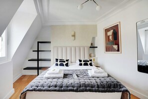 4 chambres, bureau, fer et planche à repasser, lit parapluie