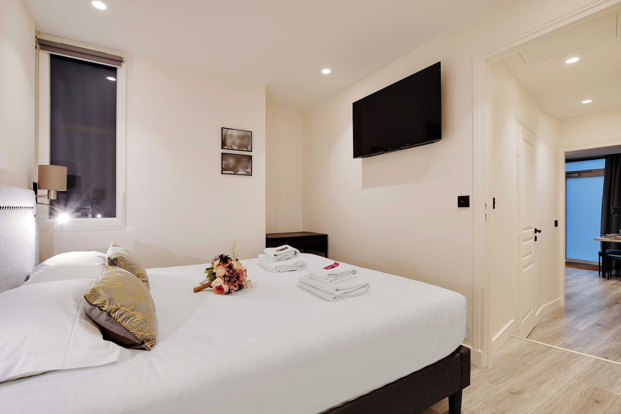 2 dormitorios, escritorio, tabla de planchar con plancha y cuna de viaje