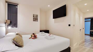 2 dormitorios, escritorio, tabla de planchar con plancha y cuna de viaje