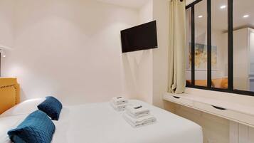 2 bedrooms, iron/ironing board, internet, bed sheets