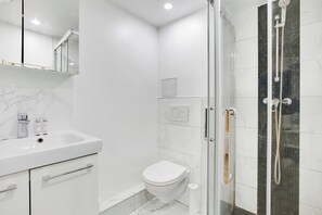 Sèche-cheveux, serviettes fournies