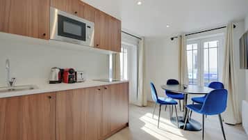 Frigorífico, microondas, placa de cocina y cafetera o tetera