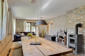 Smart TV, fireplace