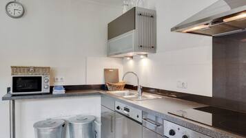 Kühlschrank, Mikrowelle, Ofen, Herdplatte