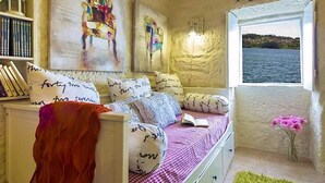 1 chambre, fer et planche à repasser, draps fournis