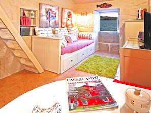 1 bedroom, iron/ironing board, bed sheets - House in Combarro by the Sea (Poio)
