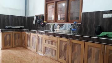 Refrigerador, lavavajillas, tetera eléctrica y tostadora