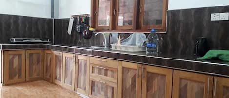 Refrigerador, lavavajillas, tetera eléctrica y tostadora