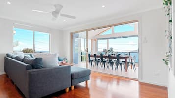 Smart TV, fireplace, table tennis