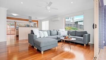 Smart TV, caminetto, tavolo da ping pong