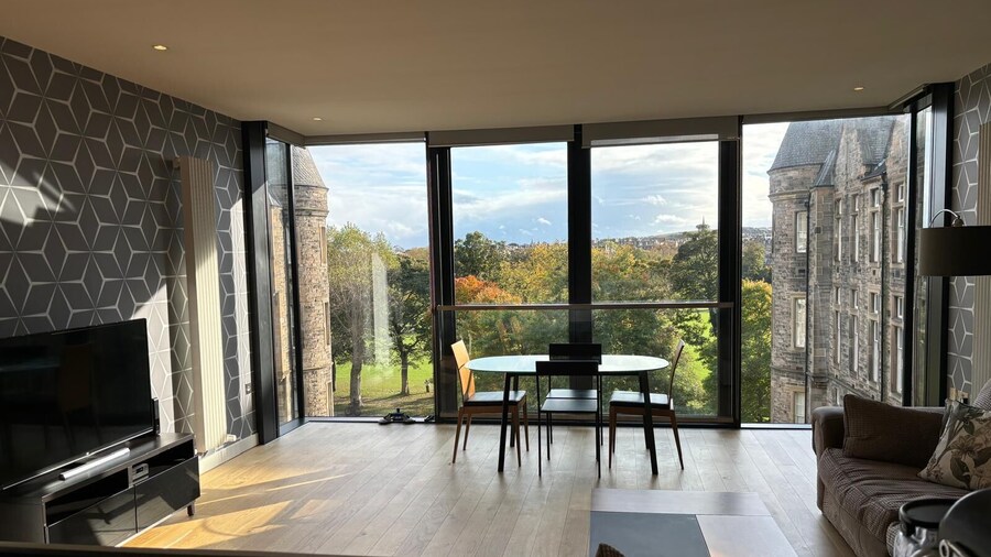 Stunning Park View Quartermile Apartment Close Proximity to Castle & University