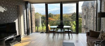Stunning Park View Quartermile Apartment Close Proximity to Castle & University