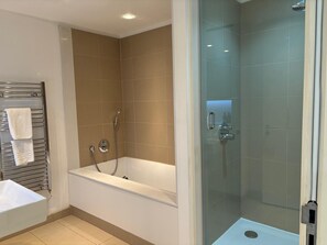 Apartment, 2 Schlafzimmer, barrierefrei | Badezimmer